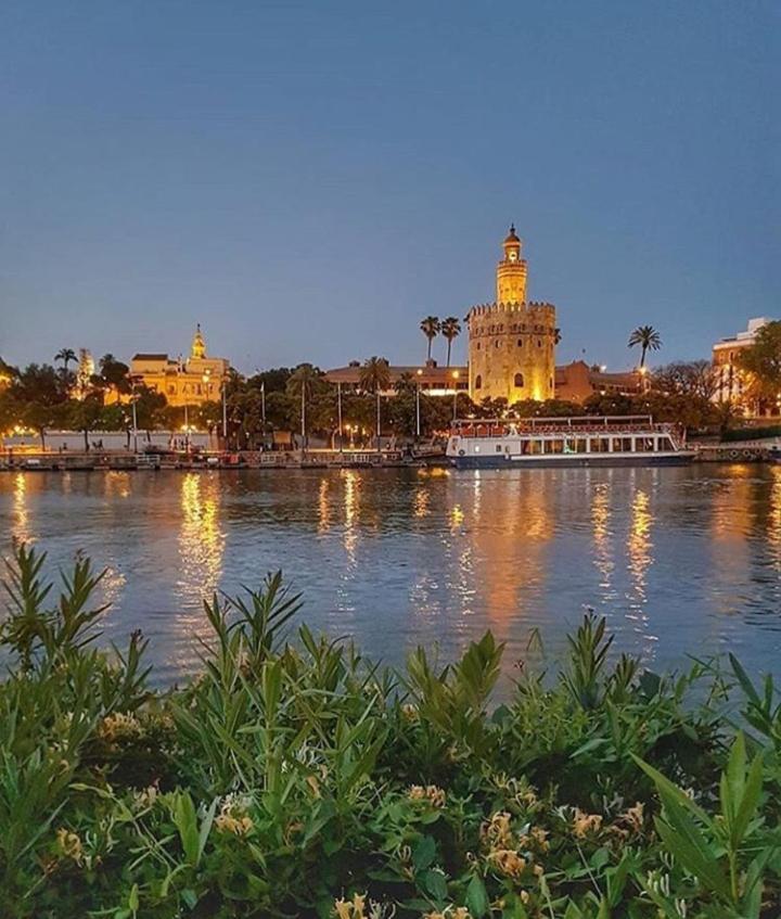 Apartamento Con Vistas Al Rio Guadalquivir En Triana, Sevilla Bagian luar foto