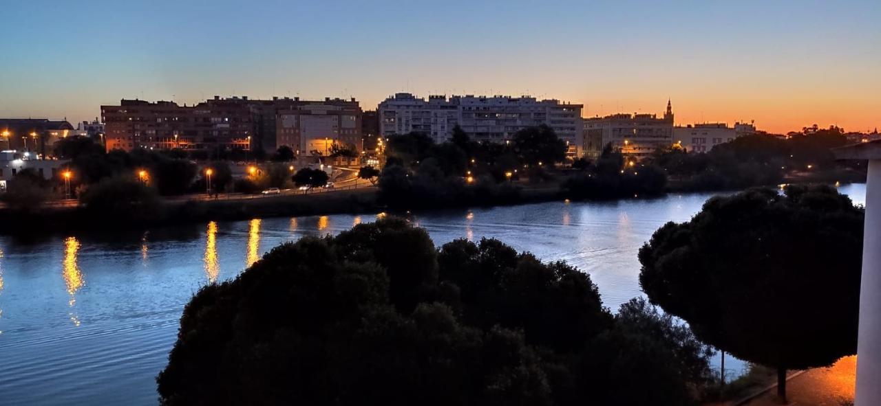 Apartamento Con Vistas Al Rio Guadalquivir En Triana, Sevilla Bagian luar foto