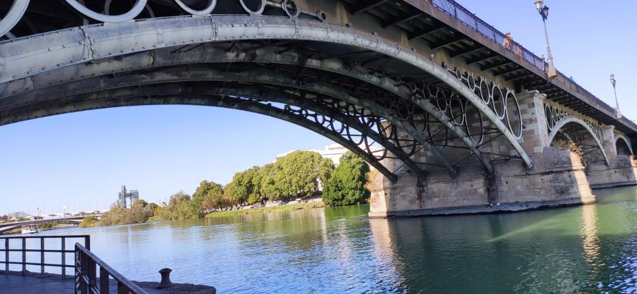 Apartamento Con Vistas Al Rio Guadalquivir En Triana, Sevilla Bagian luar foto